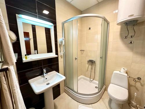 斯科普里辛塔尔酒店的带淋浴、盥洗盆和卫生间的浴室