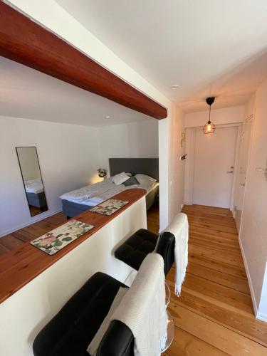 科尔巴克斯Bärsta BnB的一间小房间,配有一张床,一间卧室