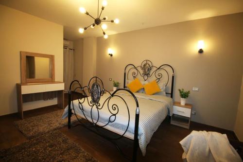 开罗Sweet home in maadi的一间卧室配有黑色床和黄色枕头