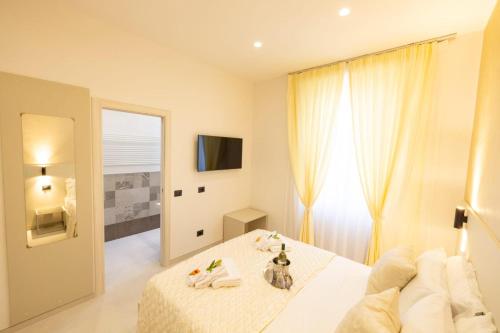 斯培西亚Affittacamere Flori的白色的卧室设有床和窗户