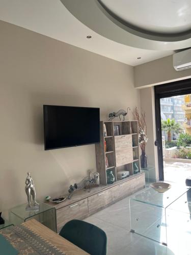 罗德镇Psaropoula's Hidden Gem的客厅的墙上配有平面电视。