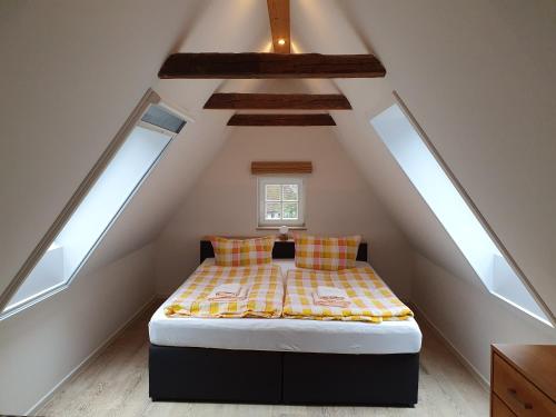 OttendorfFerienhaus Bildhauer Thiele的阁楼卧室配有一张床