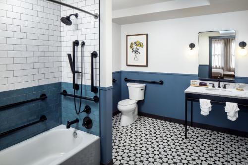 奥马哈Hotel Indigo - Omaha Downtown, an IHG Hotel的带浴缸、卫生间和盥洗盆的浴室