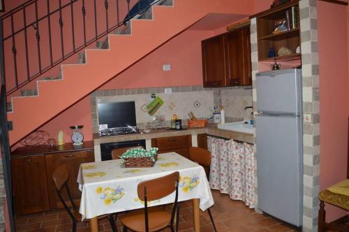 斯波莱托Casa Borgo Marco e Cristina的厨房配有桌子和白色冰箱。