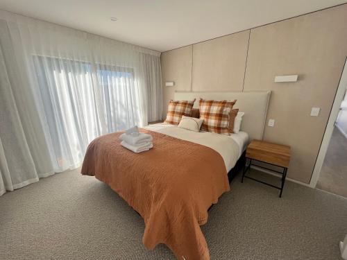 特卡波湖Tekapo Toi Toi的一间卧室设有一张大床和一个大窗户