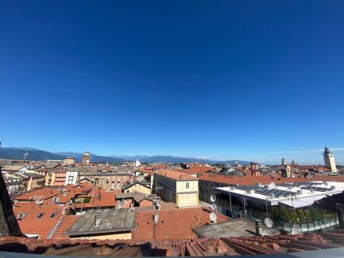 库尼奥Deliziosa mansarda con vista panoramica的红色屋顶的城市空中景观