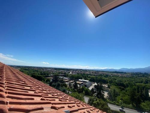 库尼奥Deliziosa mansarda con vista panoramica的从瓦屋顶边缘欣赏美景