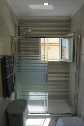 阿马多拉Sunny Home的带窗户的浴室内的玻璃淋浴间