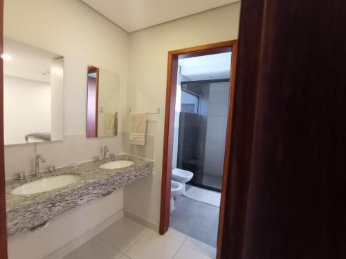 亚松森Miradores del Chaco的一间带两个盥洗盆和卫生间的浴室
