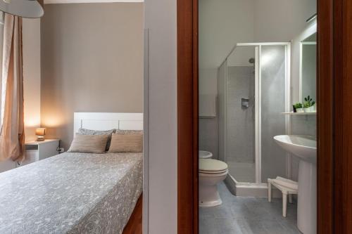 圣塞韦罗B&B della Stazione的一间卧室配有床、水槽和卫生间