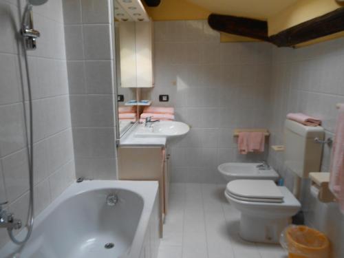 Magreglio伊尔妮毕欧酒店的浴室配有盥洗盆、卫生间和浴缸。