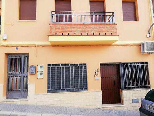 奥尔纳丘埃洛斯Caño de Hierro的两扇门和阳台的建筑