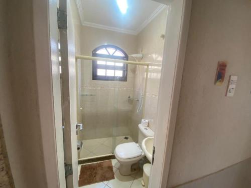 布希奥斯Casa Três Amores的一间带卫生间和淋浴及窗户的浴室