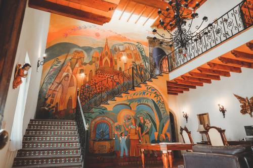 圣米格尔-德阿连德Casa Don Pascual Hotel Boutique Sweet Home的一座房子里楼梯墙上的壁画