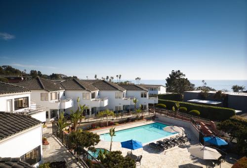 圣地亚哥德尔马斯特拉特福酒店的享有带游泳池和房屋的别墅的空中景致