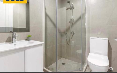 奥克兰Private room near Auckland Airport的带淋浴、卫生间和盥洗盆的浴室