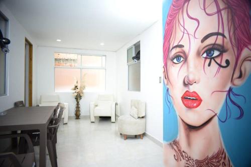 麦德林casa nogal的一间房间,上面画着一幅红唇彩的女人画