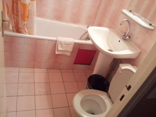 戴哈日酒店的一间浴室