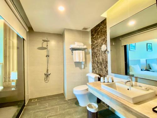 邦美蜀邦美蜀木荷泰奢华酒店的一间带水槽、卫生间和镜子的浴室