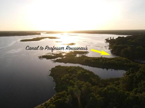 克里斯特尔里弗Professor Rousseau's Adventure Oasis的一条黄色箭头的河流的空中景色