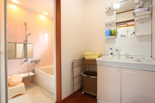 MifuneYuuwa Guesthouse的浴室配有盥洗盆、卫生间和浴缸。