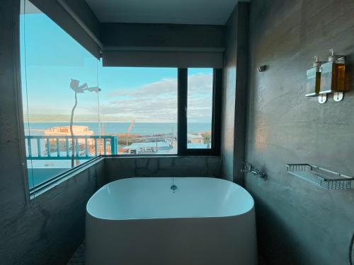 满洲乡鹿过小渔港的带浴缸的浴室,享有海景。