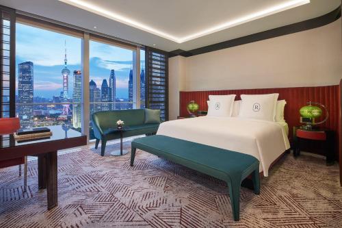 上海上海浦东丽晶酒店 - 每次入住首轮迷你吧免费享用（包含一瓶红酒）的一间卧室设有一张床和一个大窗户