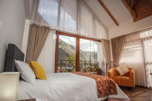 Huayoccare HaciendaFlores de la Villa的一间卧室设有一张床和一个大窗户