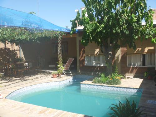 圣拉斐尔Alquiler para turistas的一座房子后院的游泳池
