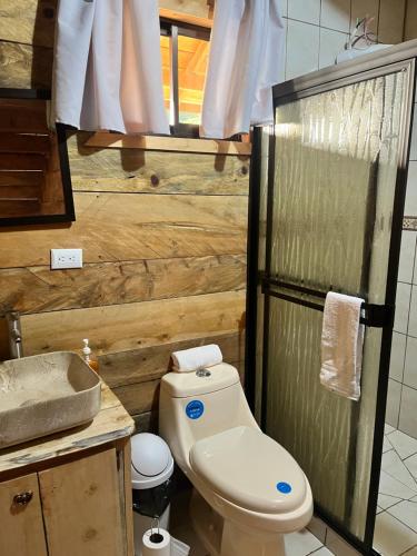 TrojasCabaña Trojas Valverde Vega的浴室配有卫生间、盥洗盆和淋浴。