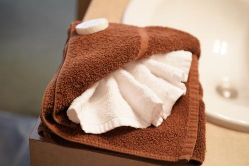 尼亚加拉瀑布湍流酒店的一堆毛巾放在盒子上
