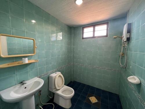 Ban Khok KroatBaan Wang Bua的一间带卫生间、水槽和镜子的浴室