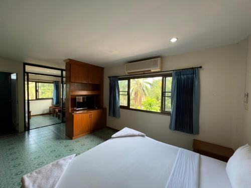 Ban Khok KroatBaan Wang Bua的卧室设有一张白色大床和一扇窗户。