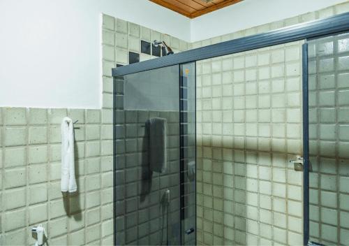 塞古罗港PSP Resort All Inclusive的浴室里设有玻璃门淋浴