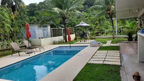 巴拿马城oasis with pool near Panama Canal的一座房子后院的游泳池