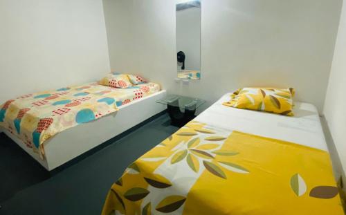 布加Hospedaje DJ的一间卧室配有两张床和镜子