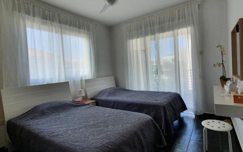 帕拉利米尼Mythical Sands AM10的酒店客房设有两张床和窗户。