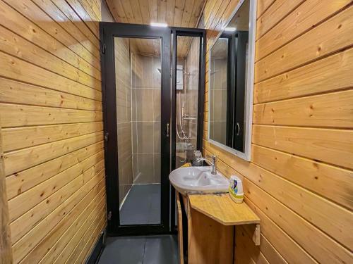 贡布Moly Resort的木墙内带水槽的浴室
