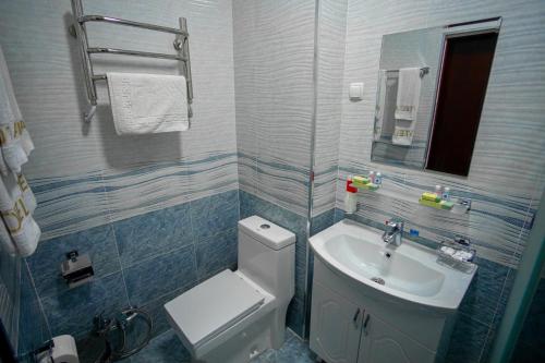 Khodzha-AkhrarHotel Asia Samarkand的浴室配有白色卫生间和盥洗盆。