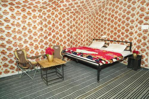 穆克缇斯瓦FOREST ACRES CAMPS的卧室配有一张床和一张桌子及椅子