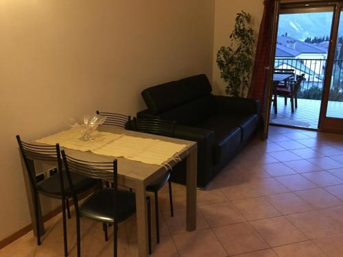 加尔达湖滨Dream of the Lake - Garda Village的客厅配有桌子和沙发