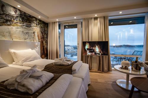 Steinsland全景酒店及度假村的酒店客房设有两张床和壁炉