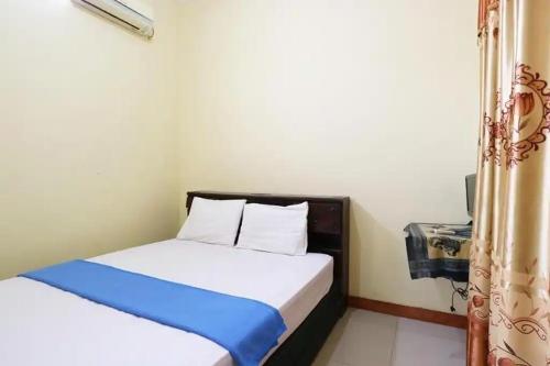 当格浪Hotel Serasi 2的一间小卧室,配有床和窗户