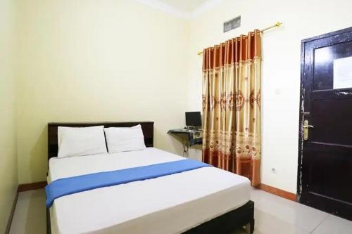 当格浪Hotel Serasi 2的一间卧室配有一张床和一张书桌
