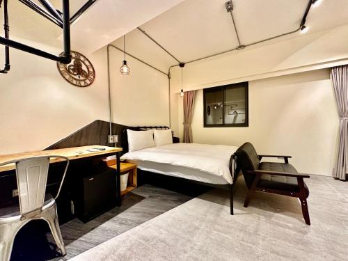 台中市小鹿 Homestay的一间卧室配有一张床、一张桌子和一把椅子