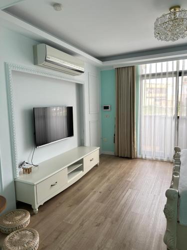 马公星乐民宿 的客厅设有壁挂式平面电视。