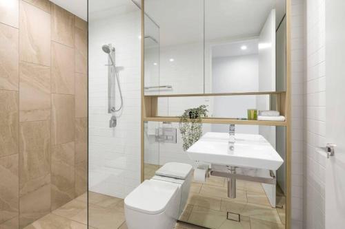 布里斯班CASSA EMPORIUM - City-View Apartments Managed by The Cassa的浴室配有白色卫生间和盥洗盆。