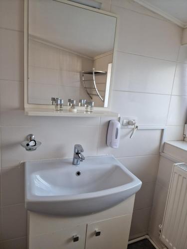 雅西Stay Inn Rediu的浴室设有白色水槽和镜子