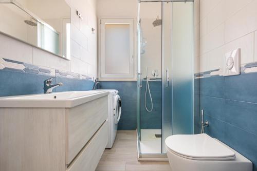 CampomarinoResidence Amida by BarbarHouse的浴室配有卫生间、盥洗盆和淋浴。