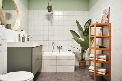 莱比锡Cityloft - im Zentrum, inkl Parkplatz, Netflix, 3-Raum的一间带水槽和卫生间的浴室